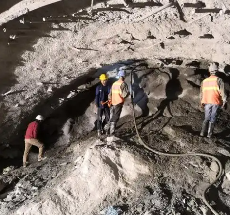 老边隧道拱顶带模注浆料，微膨胀注浆料的特点及施工工艺